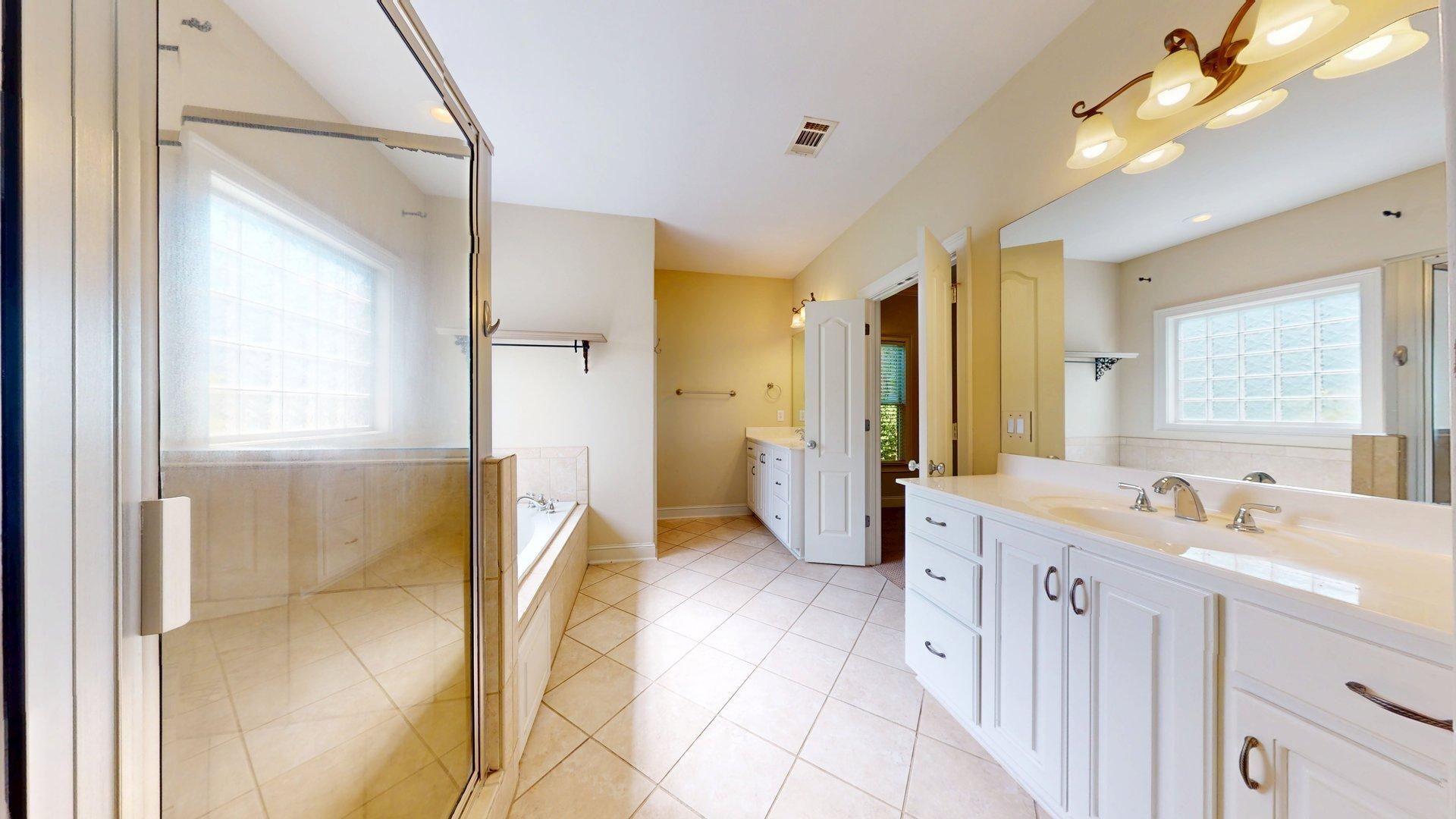 Building Photo - 2172 N Donahue Dr