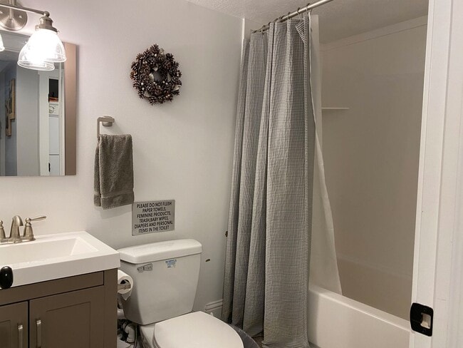 Building Photo - Beautiful Farmington Home