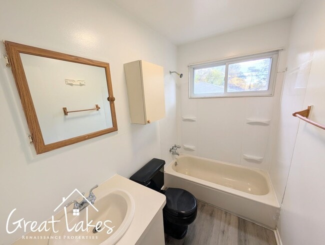 Building Photo - Beautiful 3 Bedroom 1 Bathroom now availab...