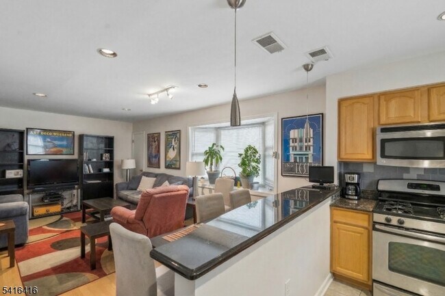 Building Photo - 382 Morris Ave