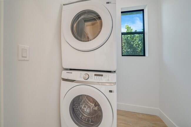 Building Photo - 1248 N Harbor Dr