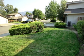 Building Photo - 2 BED 2 BATH TOWNHOME