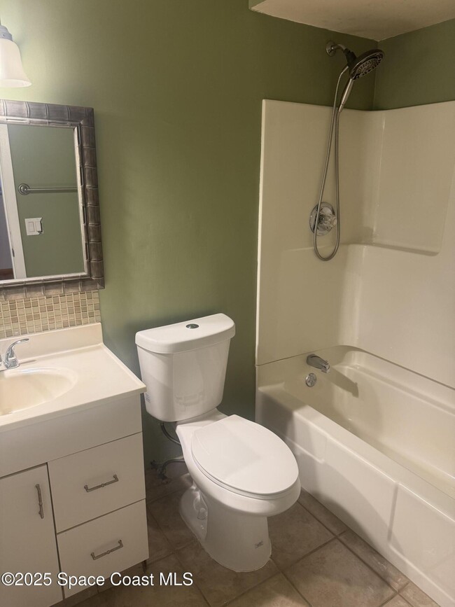 Building Photo - 810 Vantage St SE