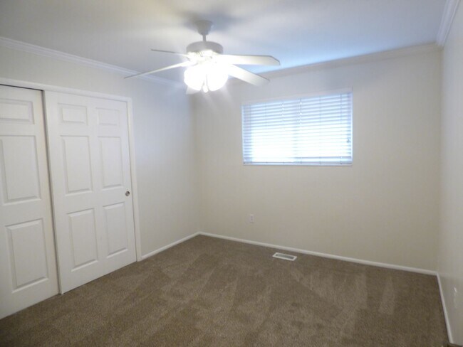 Building Photo - 5 Bd 3 Ba Home in Sandy