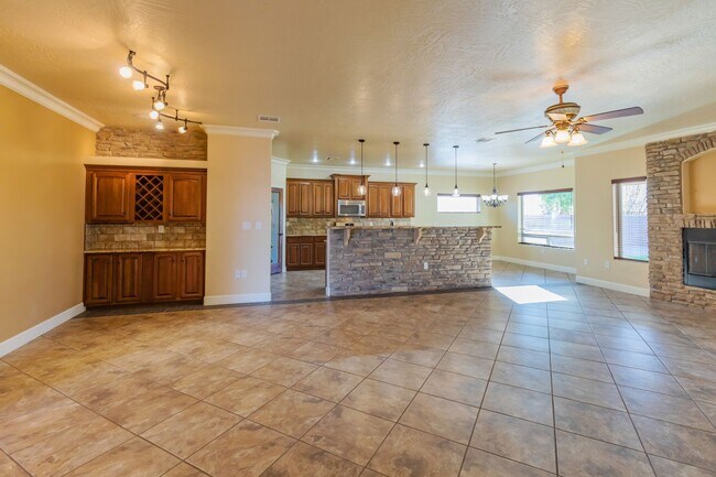 Building Photo - Spacious & Modern 4 Bedroom Home - 1 Pet A...