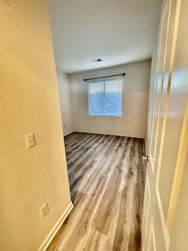 Building Photo - SW Littleton Top Floor Condo with Mountain...