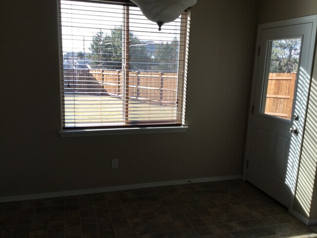 Building Photo - PETS CONSIDERED!! 1743 Sq Ft, 3 Bdrm, 2.5 ...