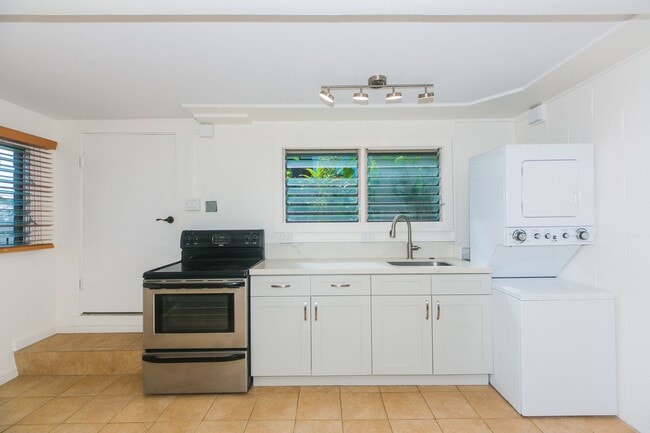 Building Photo - Lulani Ocean (Kaneohe) Single family home: 3-bed, 2 full bath now available for rent ! (Pet frien...