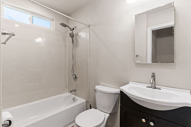 Building Photo - Newly Renovated 2 Bedroom Apartment with P...