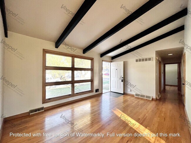 Building Photo - Charming 3 Bed, 1 Bath Home in Desirable Kansas City Northland Location
