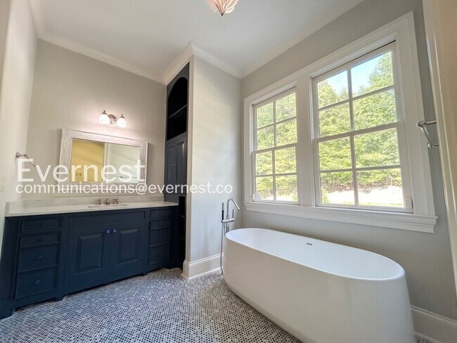 Building Photo - Spacious 7 Bed/8 Bath Home with Garage / Pet-Friendly / Available Now!
