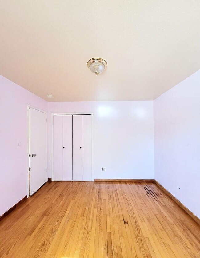 Building Photo - 4 bedroom home with fenced back yard!