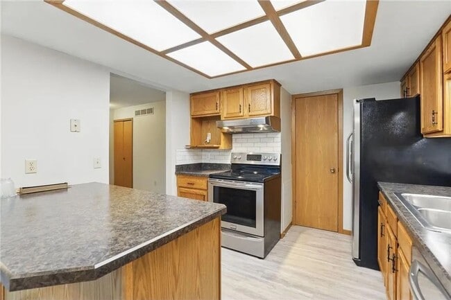 Building Photo - Spacious 2 Bedroom Townhome in Maple Grove!