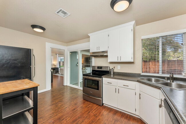 Building Photo - 154 Baxter Ave