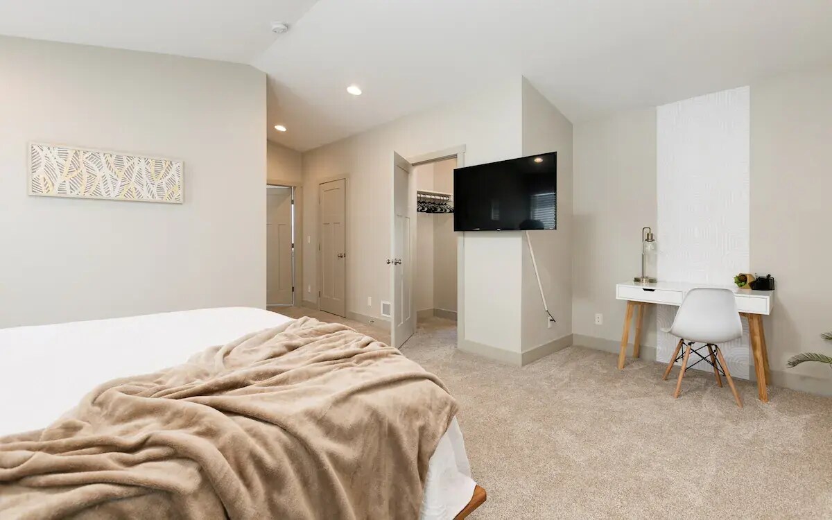 Building Photo - 913 Columbine Ave