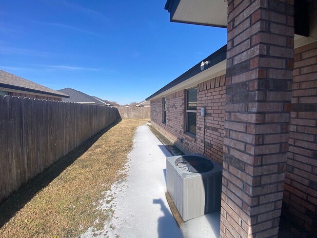 Building Photo - 504 Karey Dr