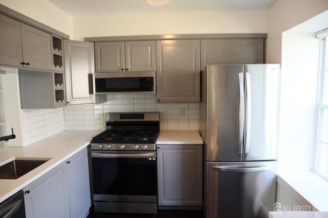 Building Photo - 1306 Commons at Kingswood Dr