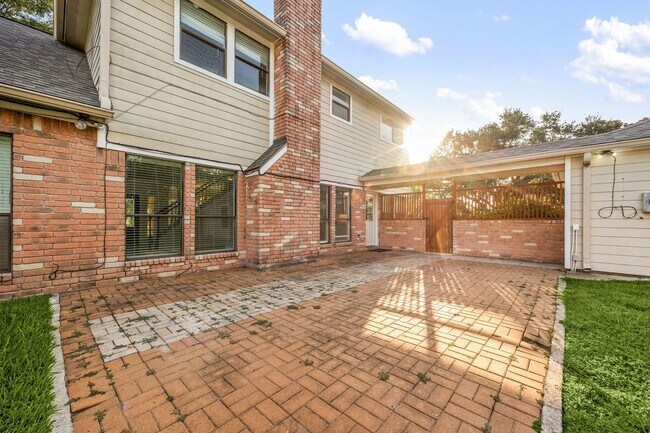 Building Photo - 15526 Cabildo Dr