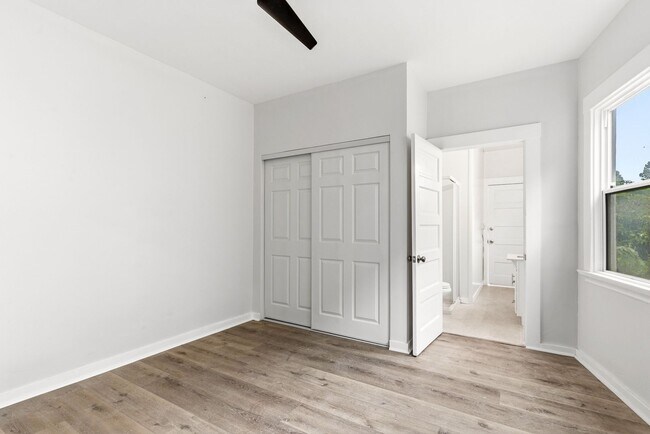 Building Photo - Freshly Renovated 1 Bed, 1 Bath Oakland Home with In-Unit Laundry