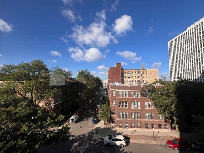 Building Photo - 3639 N Pine Grove Ave