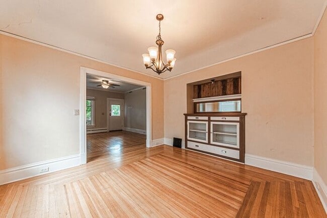 Building Photo - Victorian Home Downtown! 6 - Month Leases ...