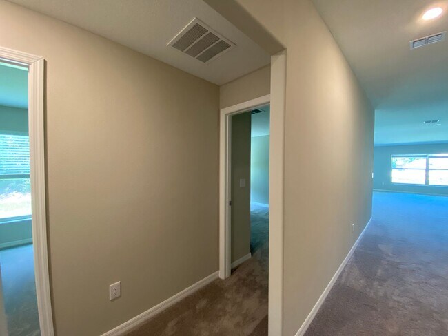 Building Photo - SW location 4/2/2 **WON'T LAST**