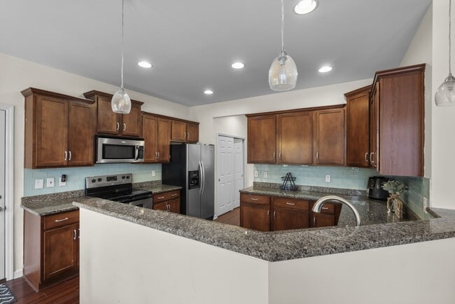 Building Photo - 3 Bed 2.5 Bath Home with 2 Car Garage and Fenced Backyard