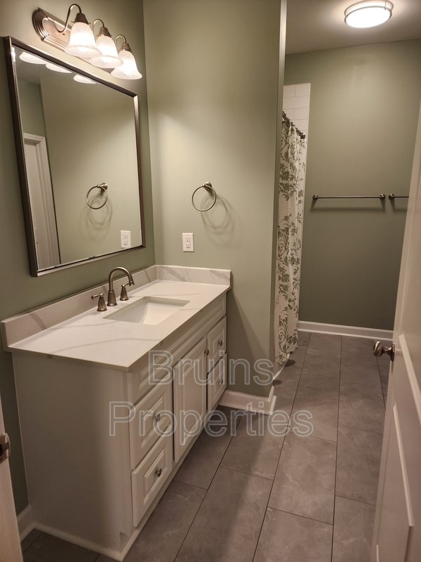 Building Photo - 7104 W Friendly Ave