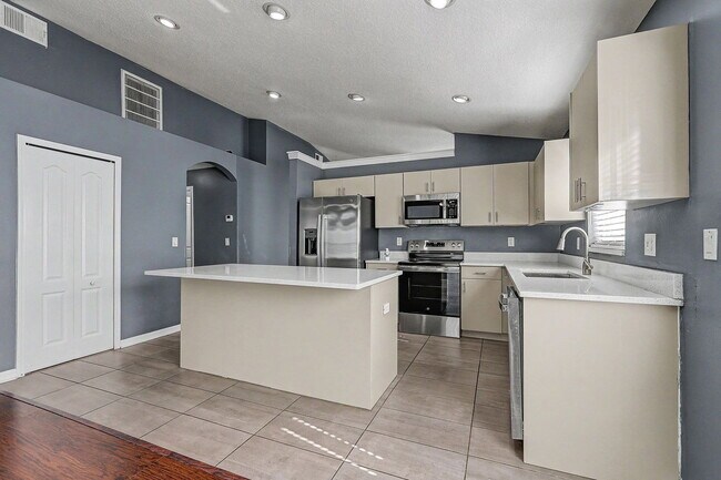 Building Photo - 30936 Baclan Dr