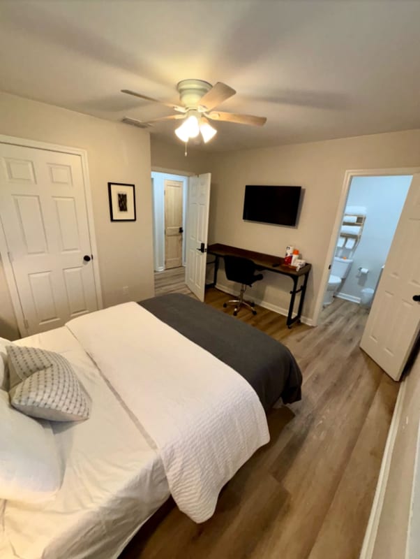 Building Photo - 1528 E Devine St