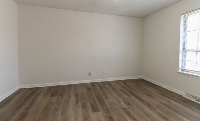 Building Photo - 1304 Essex Ct