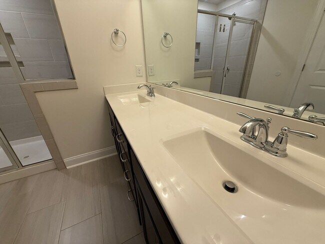 Building Photo - Ballantyne Home in great Location With Sun Room!