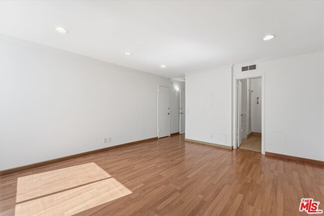 Building Photo - 100 S Doheny Dr