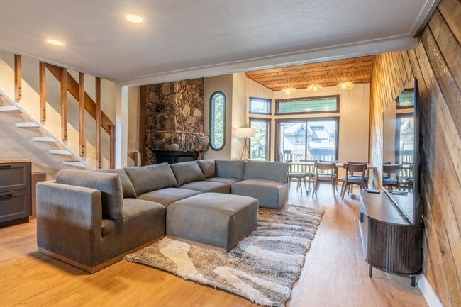 Building Photo - Spacious Snowcreek III Condo – Winter Rental