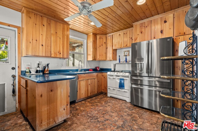 Building Photo - 545 Norwich Dr