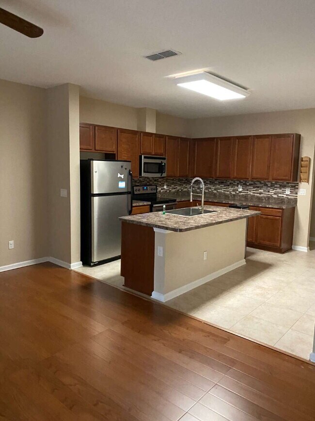 Building Photo - Beautiful 3-Bedroom Townhome in Desirable Oakleaf Plantation – Available Now!