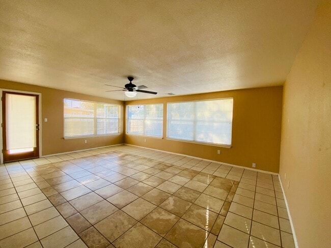 Building Photo - 4/2 Home with a backyard!
