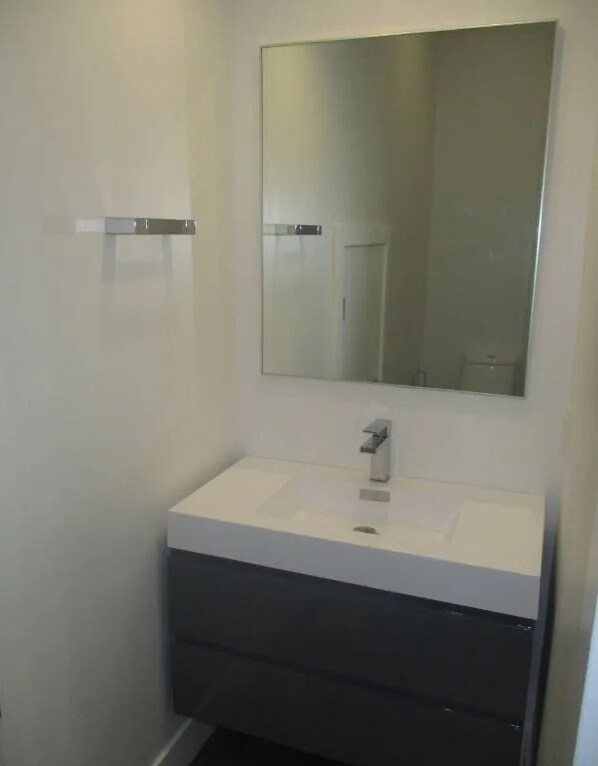 Building Photo - 1211 N Mariposa Ave