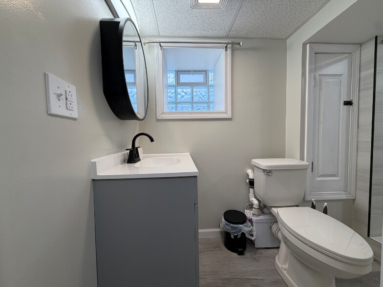 Building Photo - 322-322 Wood St