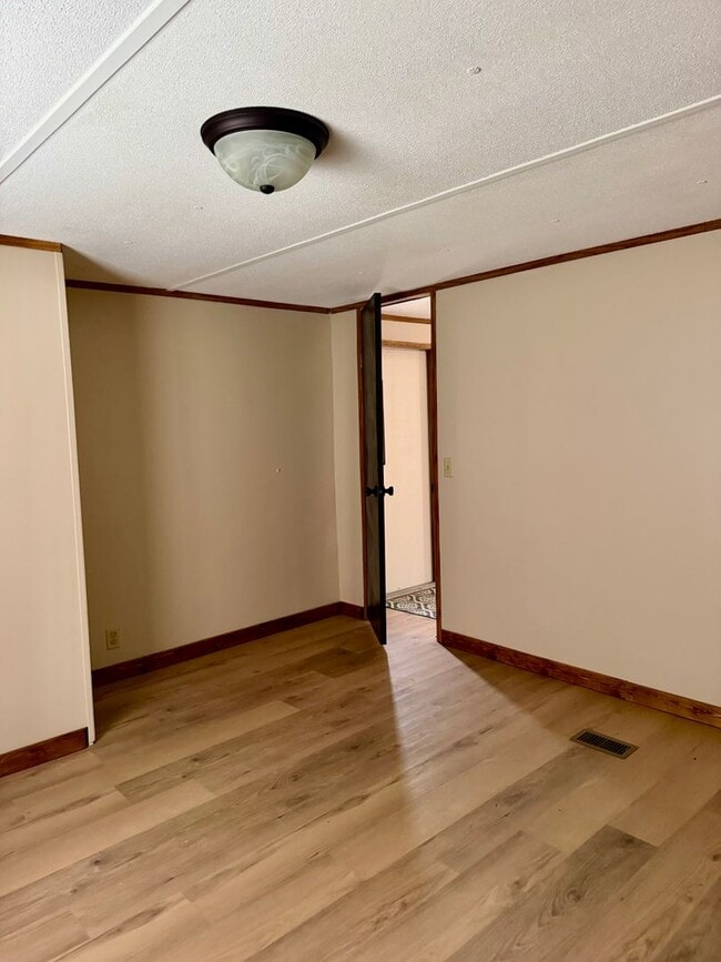 Building Photo - 2 Bed/1 Bath Mobile Home