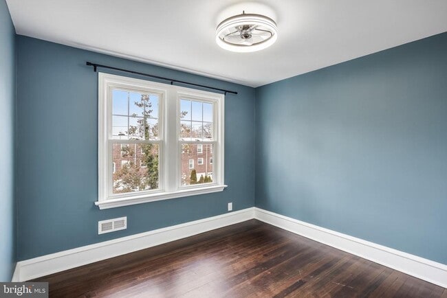 Building Photo - 113 W Albertson Ave