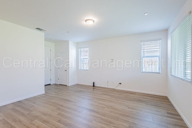 Building Photo - 4 Bedroom/3 Bath Home with Solar in Commun...