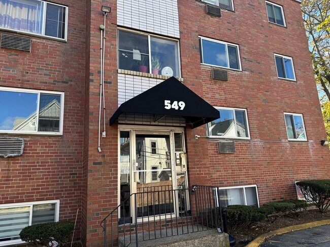 Building Photo - 549 Adams St