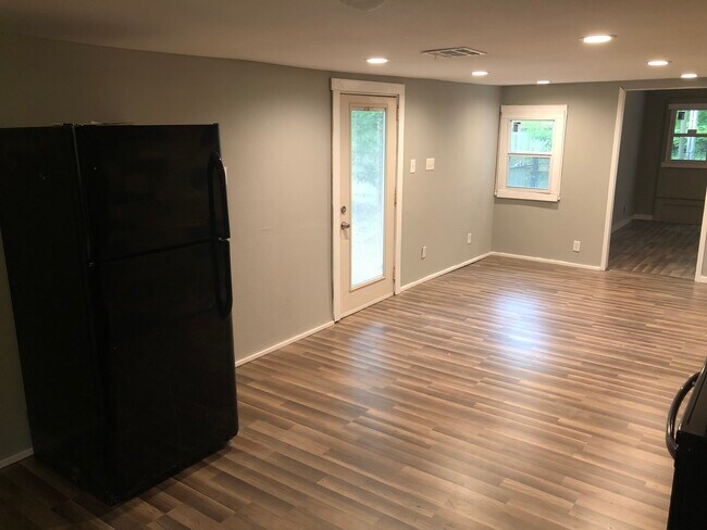 Building Photo - 402 E Walnut St