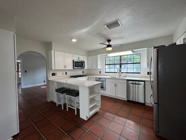 Building Photo - STUNNING 4BR/2BA Home with PRIVATE POOL & ...