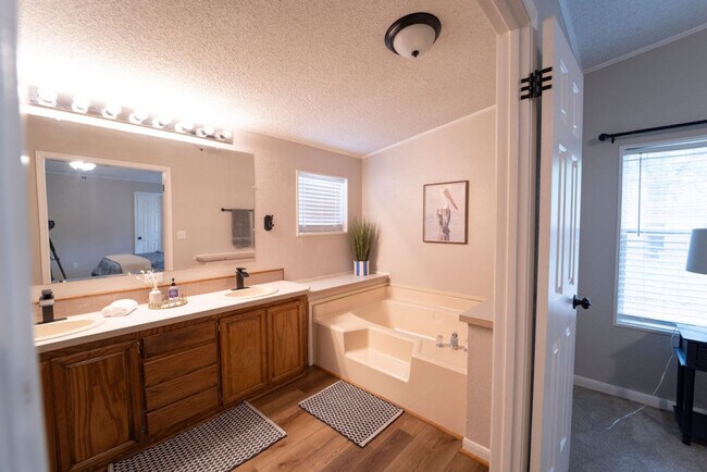 Building Photo - 2988 Lisa Dr