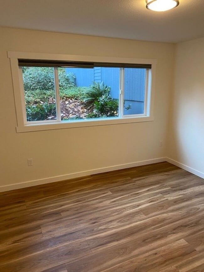 Building Photo - Updated 2bed/1bath Apartment in Redmond!