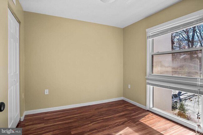 Building Photo - Headline:  Spacious & Updated Townhouse in Prime Reston Location