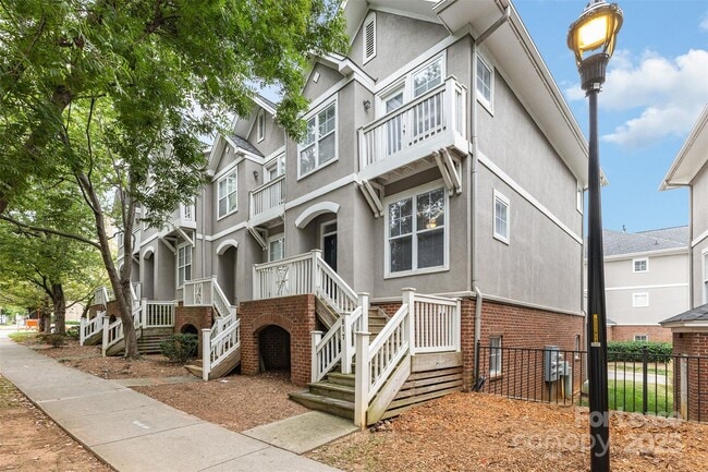 Building Photo - 817 W 4th St