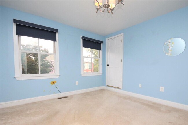 Building Photo - Updated Downtown Frederick Property in prime location available mid August!